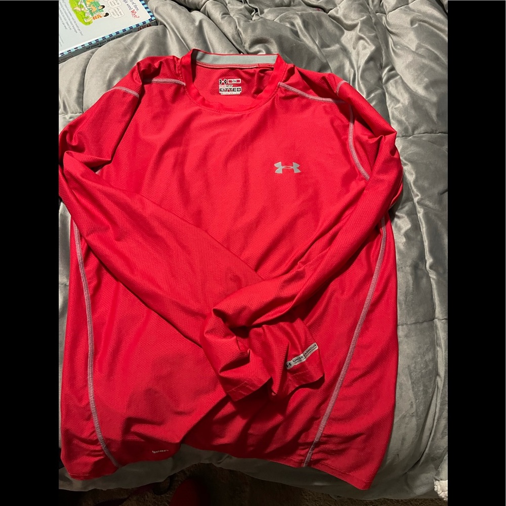 Under Armour fitted long sleeve heat gear shirt. It’s a light weight.